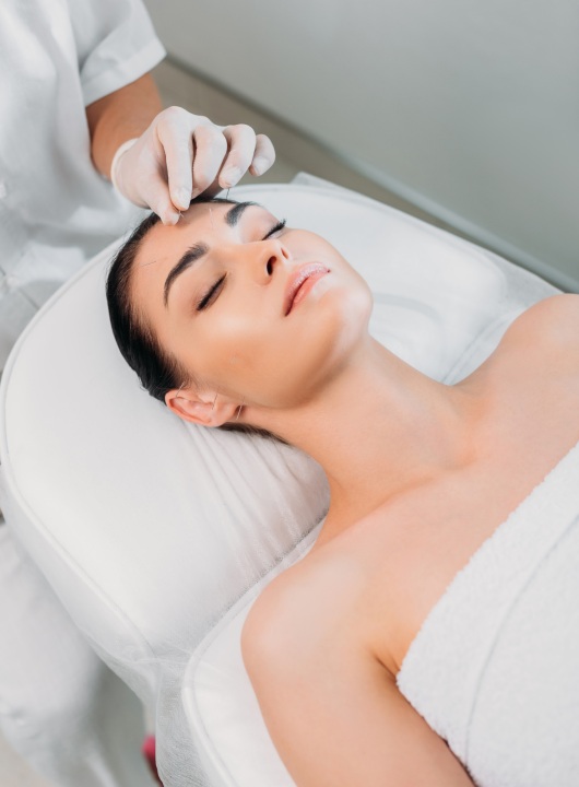 female-having-burnaby-facial-cosmetic-acupuncture